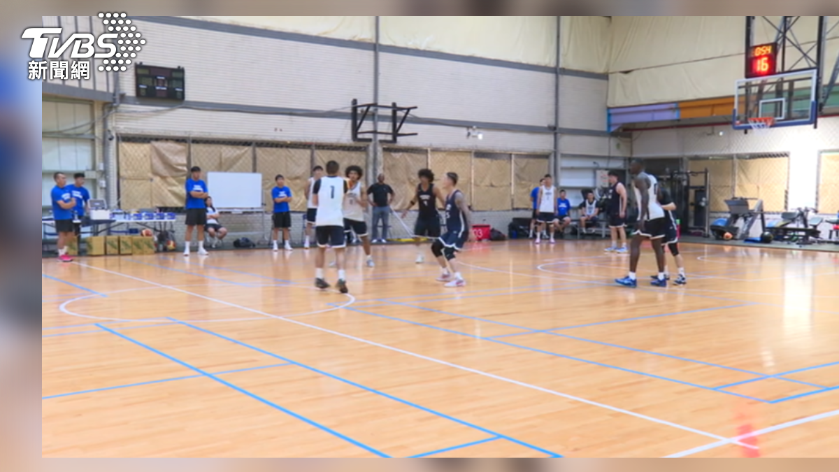 中華男籃公布亞洲盃16人參賽名單,「賀家兄弟」確定參戰。(圖/TVBS)