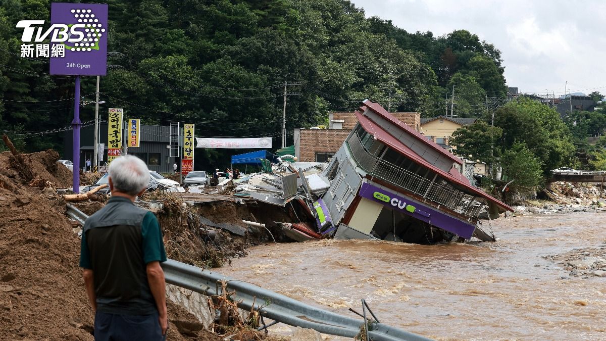 南韓連日被暴雨侵襲,多地爆發大規模土石流和洪水,目前已造成至少18人死亡、9人失蹤。(圖/達志影像美聯社)