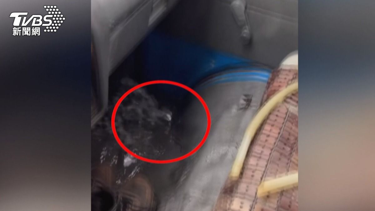 台東豪雨釀災, 連小貨車內瞬間都變成了「小型噴水池」。（圖／TVBS）