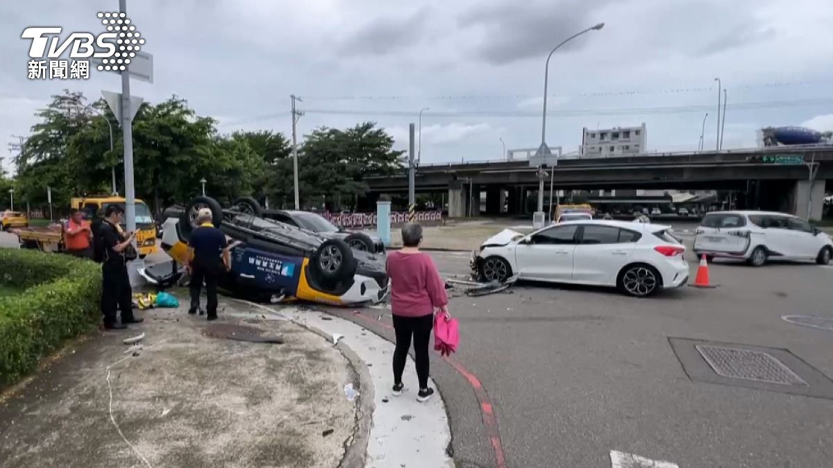整起事故共造成三車損毀,四人輕傷送醫。(圖/TVBS)
