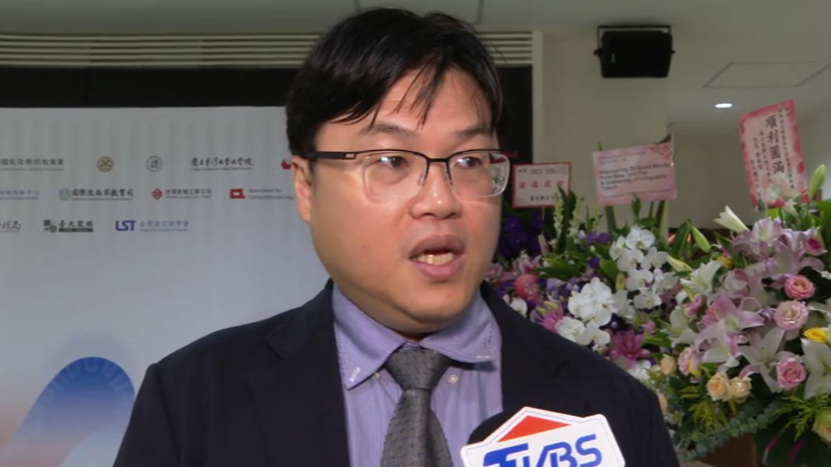 簡奇陞遭足球圈批「態度差、找碴」,教育部常務次長朱俊彰嚴肅斥則「勿攻擊」。(圖/TVBS)