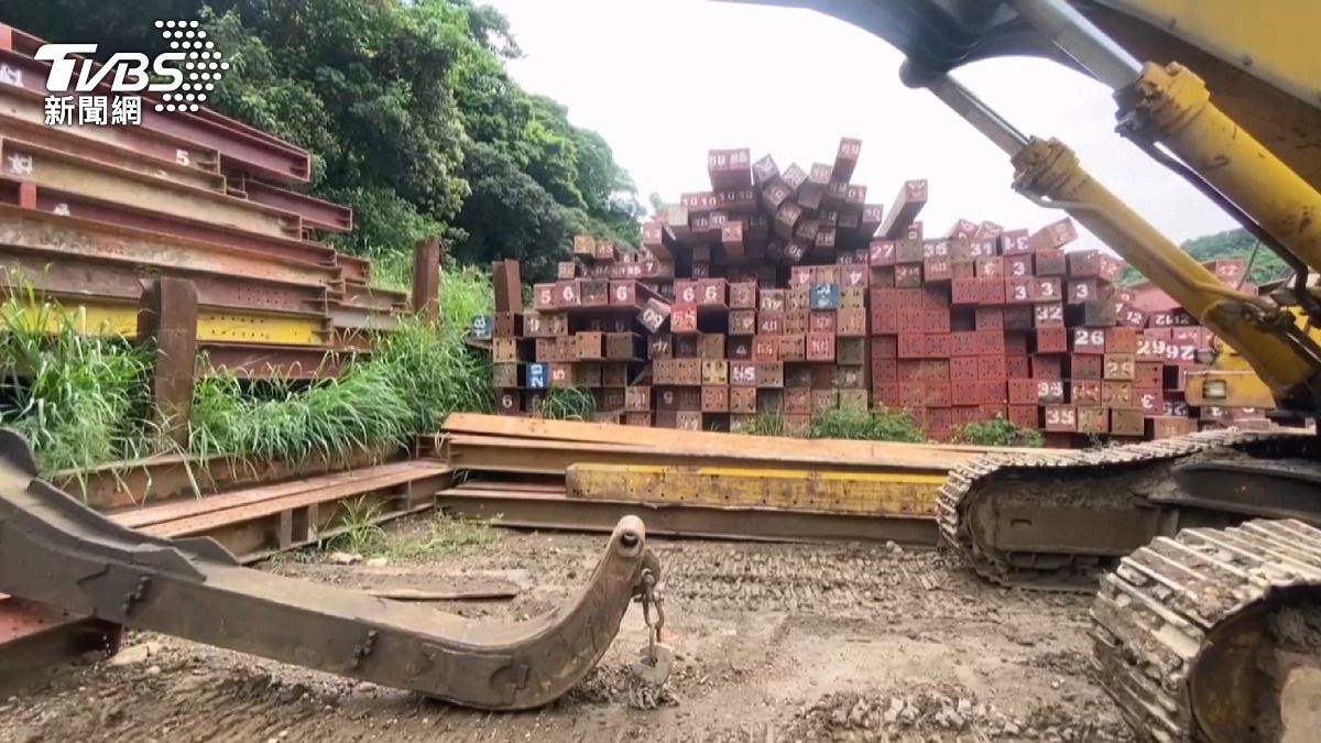 一名25歲沈姓吊車助手在作業過程中遭三支鋼梁壓住喪命。(圖／民眾提供)