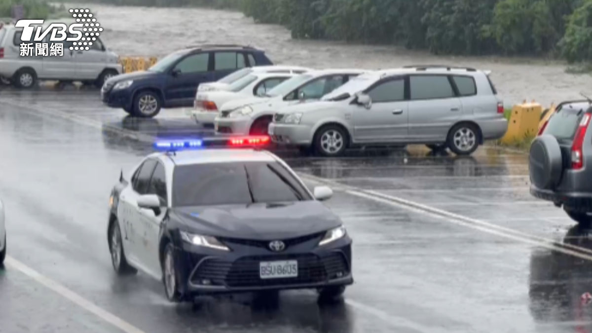 台東太平溪暴漲,豐里派出所警方前來協助,請停放車輛儘速移車。(圖/古和純攝)