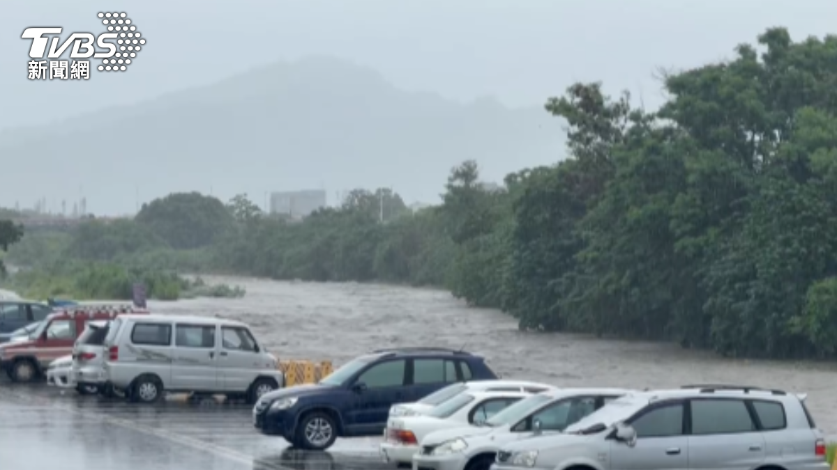 天氣/大雷雨台東開炸!太平溪暴漲「直逼堤防」 一票嚇:趕快移車
