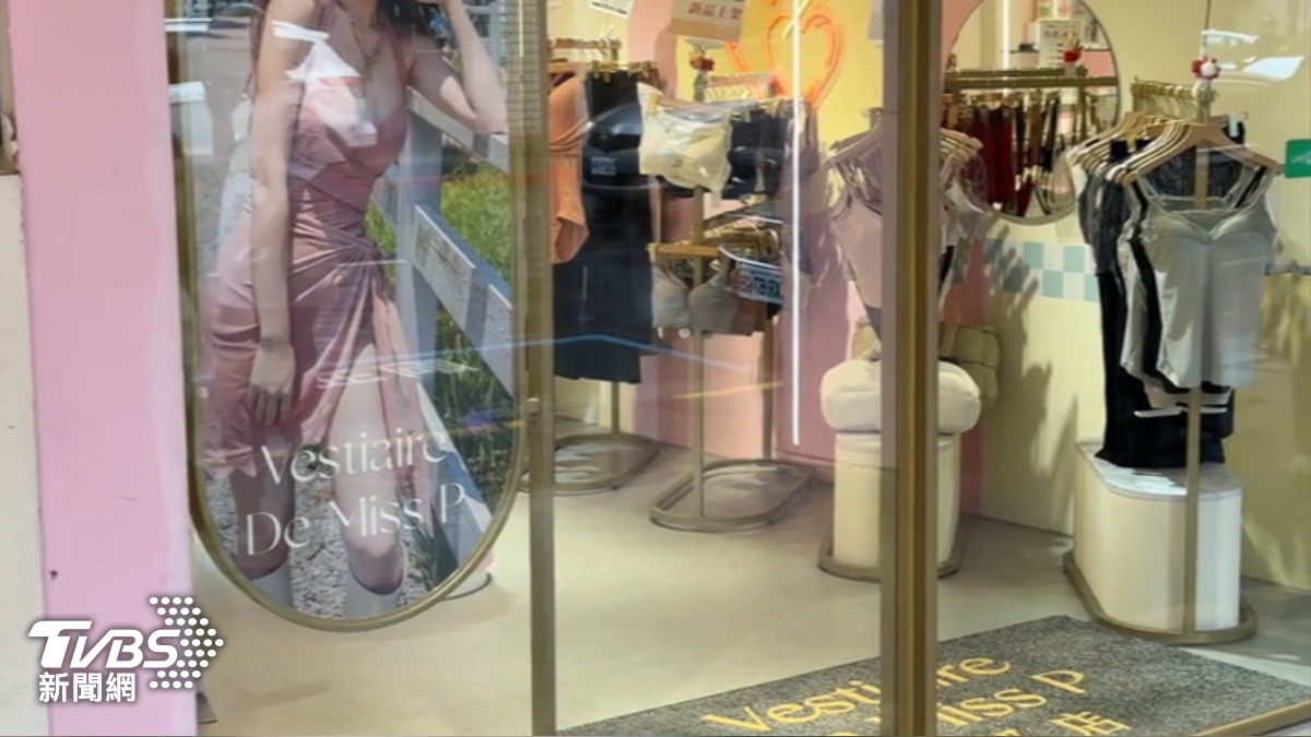 女控試穿貼身衣物遭店員闖入更衣室未告知。(圖/TVBS)