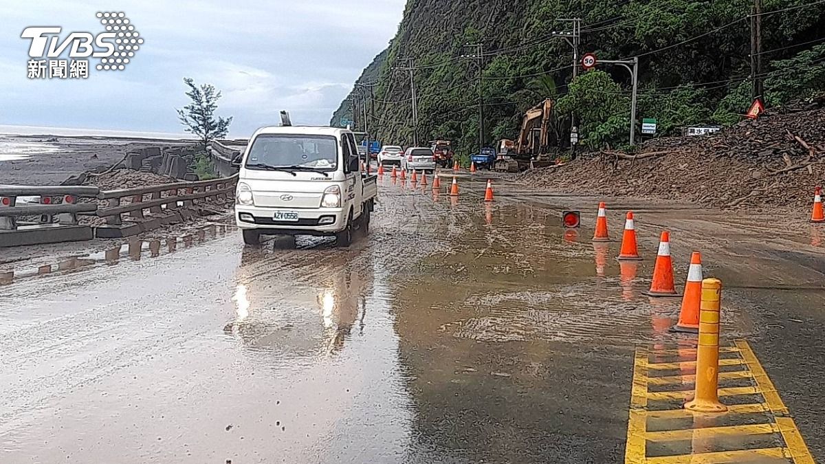 經公路局人員搶修,台9線致災路段恢復雙向通行。(圖/TVBS)