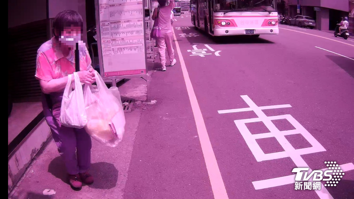 想搭公車回家!台中婦站一小時卻不招手 上前看才知無助原因