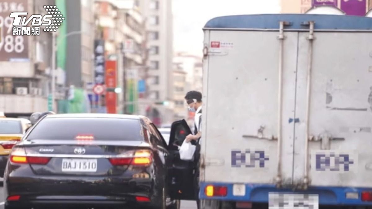 中選會主委李進勇被爆派公務車赴餐廳取餐。（圖／張斯綱提供）