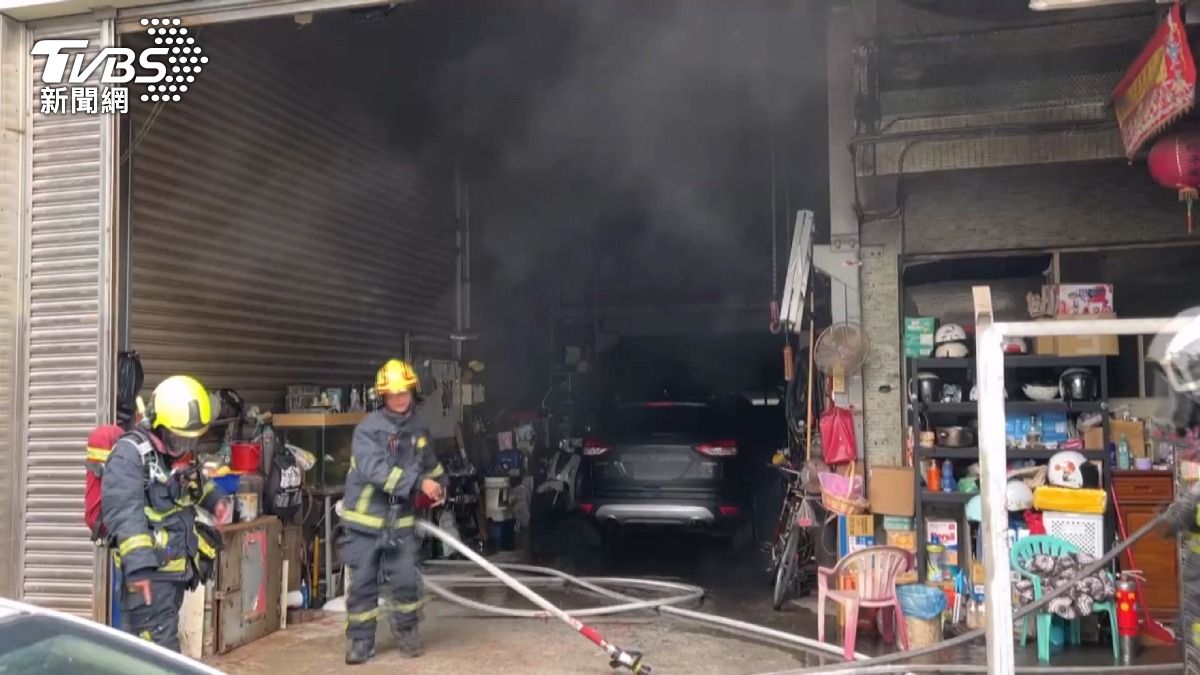吹風機用2次就爆炸，鐵工廠火噬家具。(圖／TVBS)