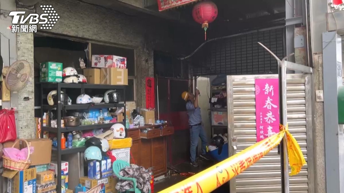 16歲少女用吹風機，電線走火秒燒沙發！(圖／TVBS)　