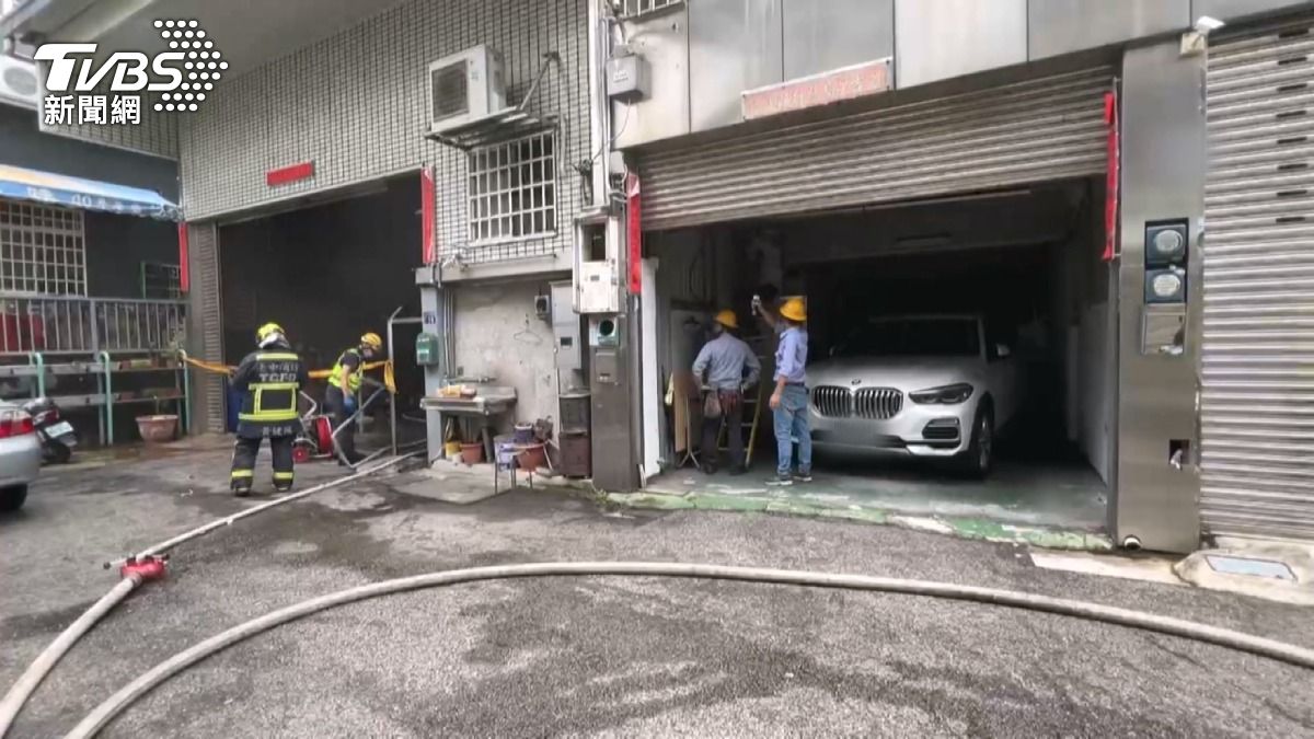 吹風機電線爆掉！「鐵工廠」竄火燒傷婦。(圖／TVBS)