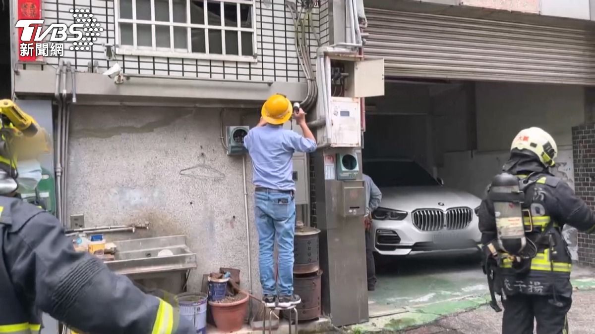用完吹風機竟爆炸起火！母手指燒傷。(圖／TVBS)