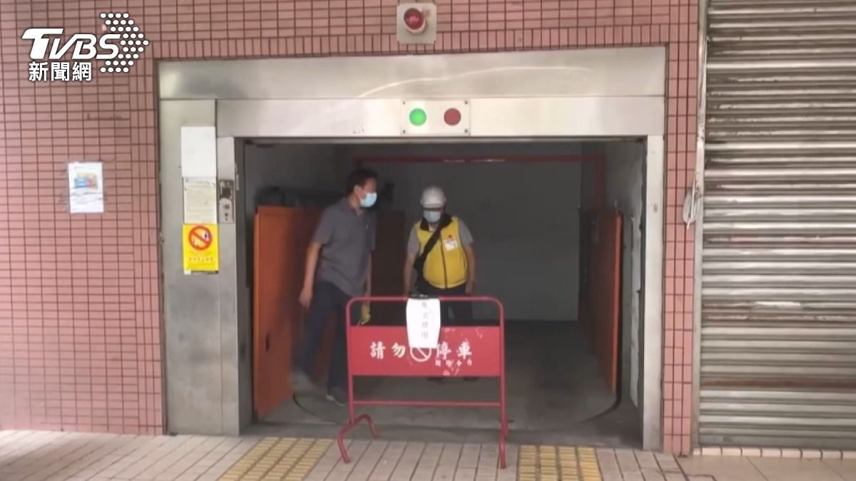 台中市都發局追查後發現,社區內的機械車位設備根本沒有使用許可證。(圖/TVBS)