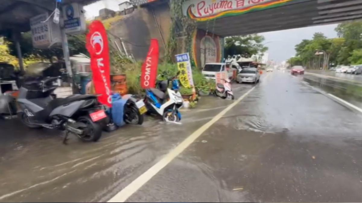 受低壓帶加上東南風影響,台東降雨持續。(圖/TVBS)