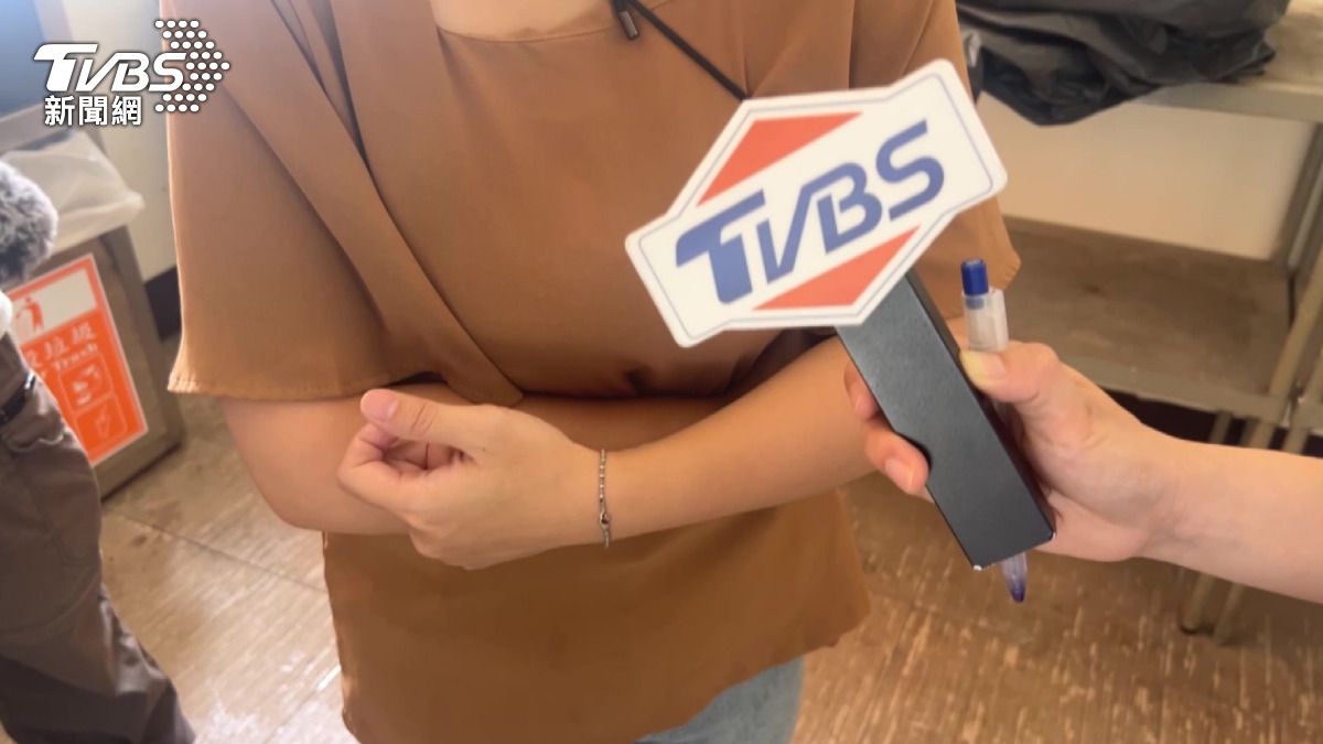 「我要把孩子放哪?」1歲童遭機械車位奪命 母質疑設計缺陷。(圖/TVBS)