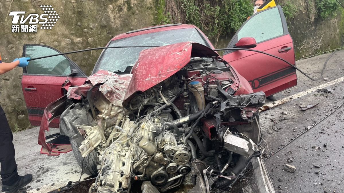 快訊/台南1車離奇自撞!車頭毀成廢鐵 男駕駛受困傷重不治