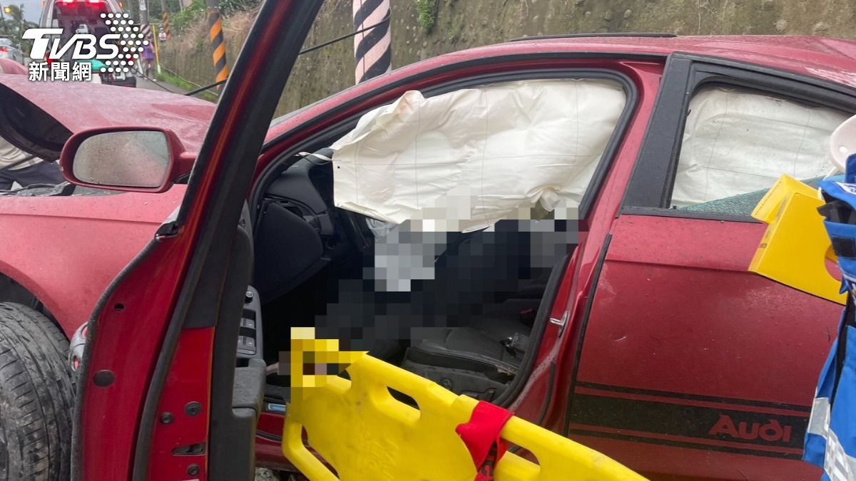 張男一度受困於車內，且獲救時已無呼吸心跳。（圖／民眾提供）