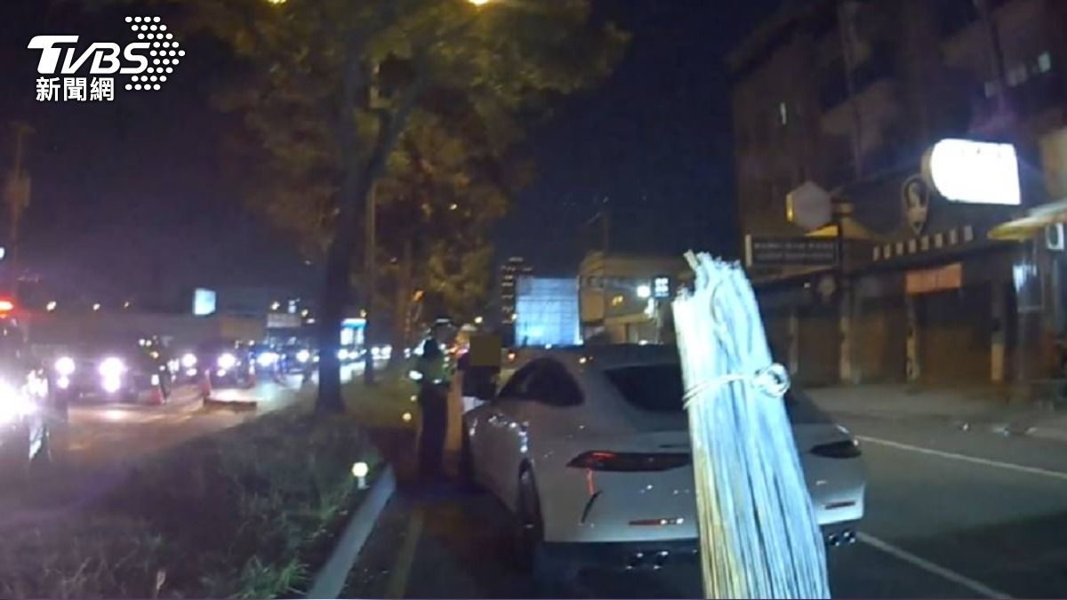 600多萬豪華轎跑車未掛前車牌被攔 警用束帶幫解危