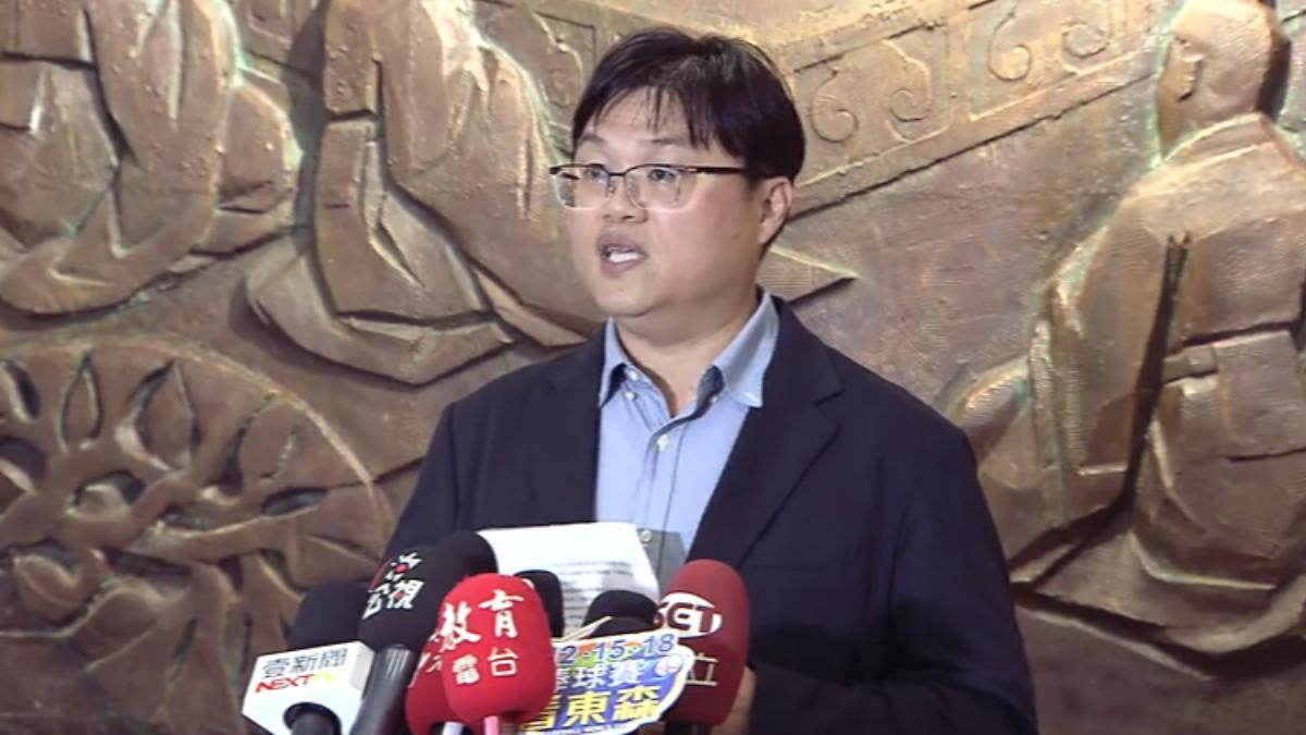 跨部會議開了5小時，教育部次長朱俊彰說明四項決議。（圖／TVBS）