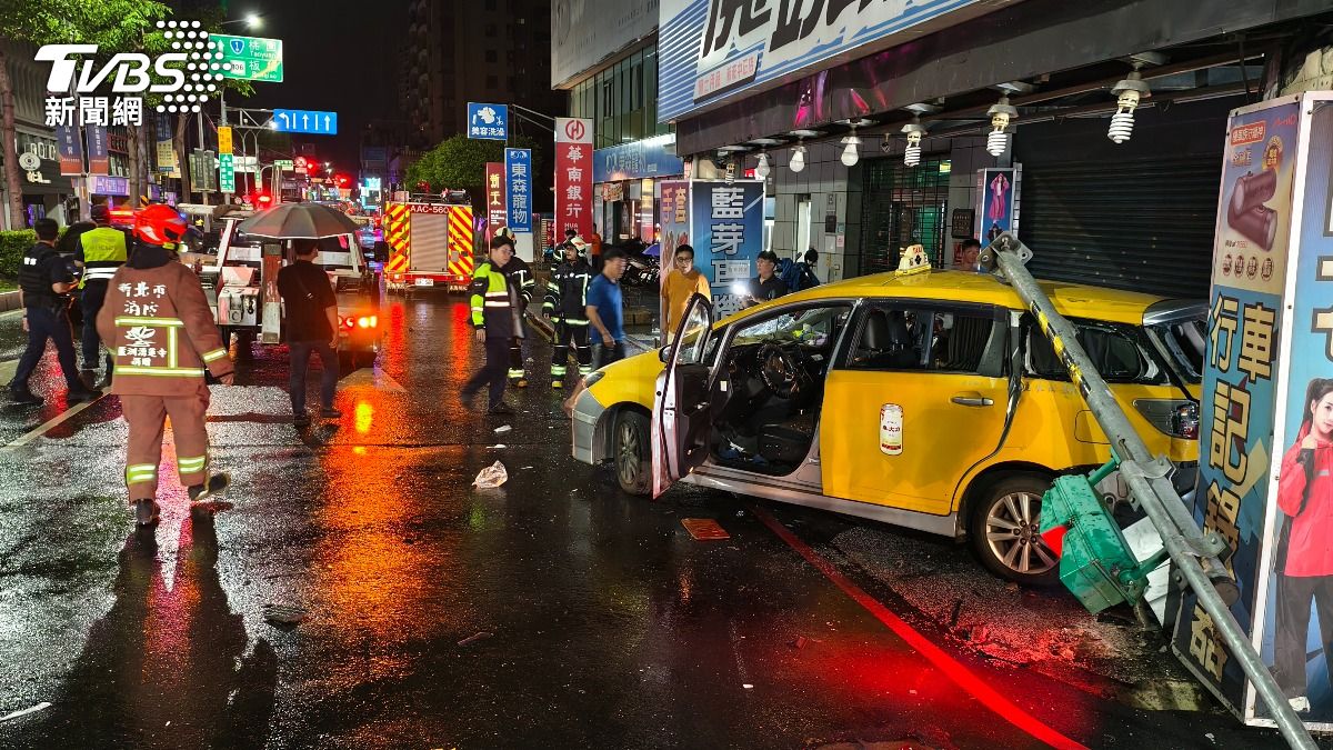 砰!疑計程車違規左轉遭灑水車猛撞 後座男乘客送醫不治
