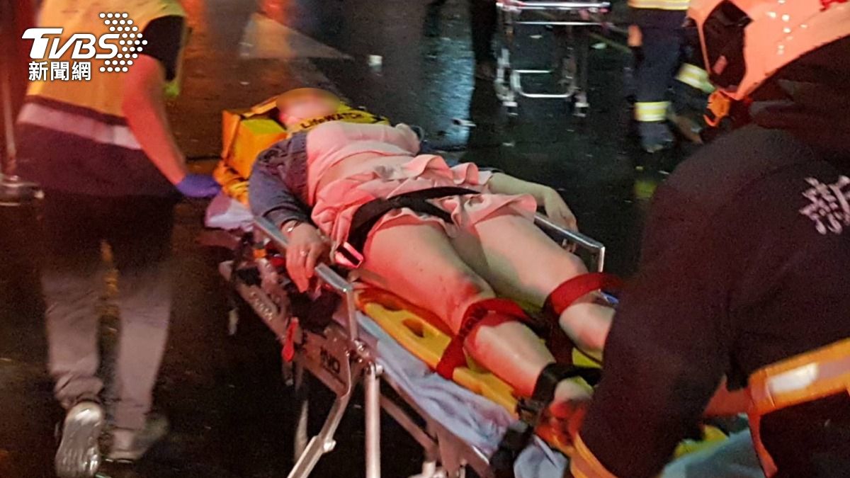 陳姓女乘客肢體擦挫傷,送輔大醫院治療,院方初判有骨盆骨折傷勢。(圖/TVBS)