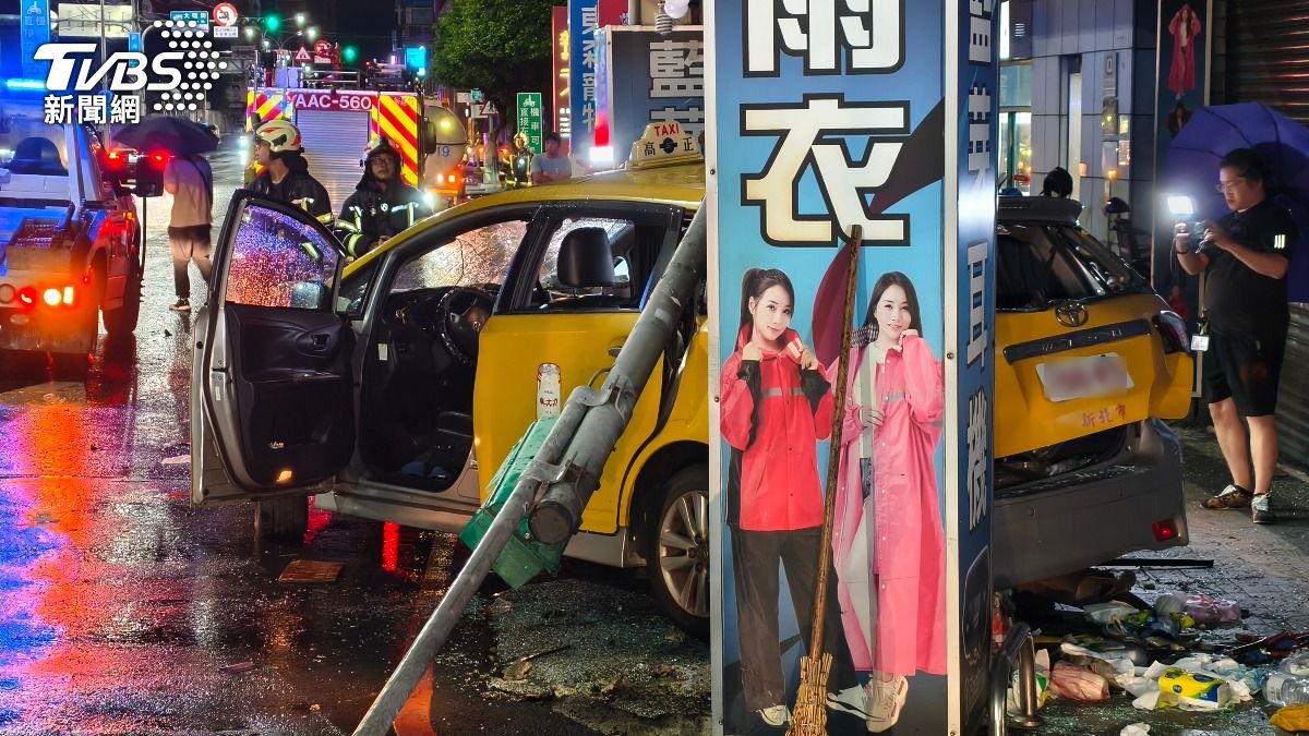 劇烈撞擊導致計程車失控撞斷路口號誌桿後,衝入路旁騎樓。(圖/陳冠宇攝)