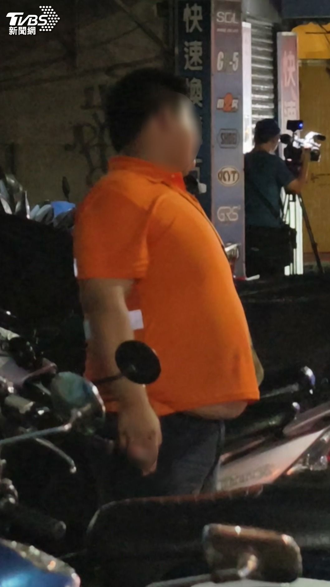 灑水車駕駛許男左手肘及大腿擦傷,無需送醫。(圖/陳冠宇攝)