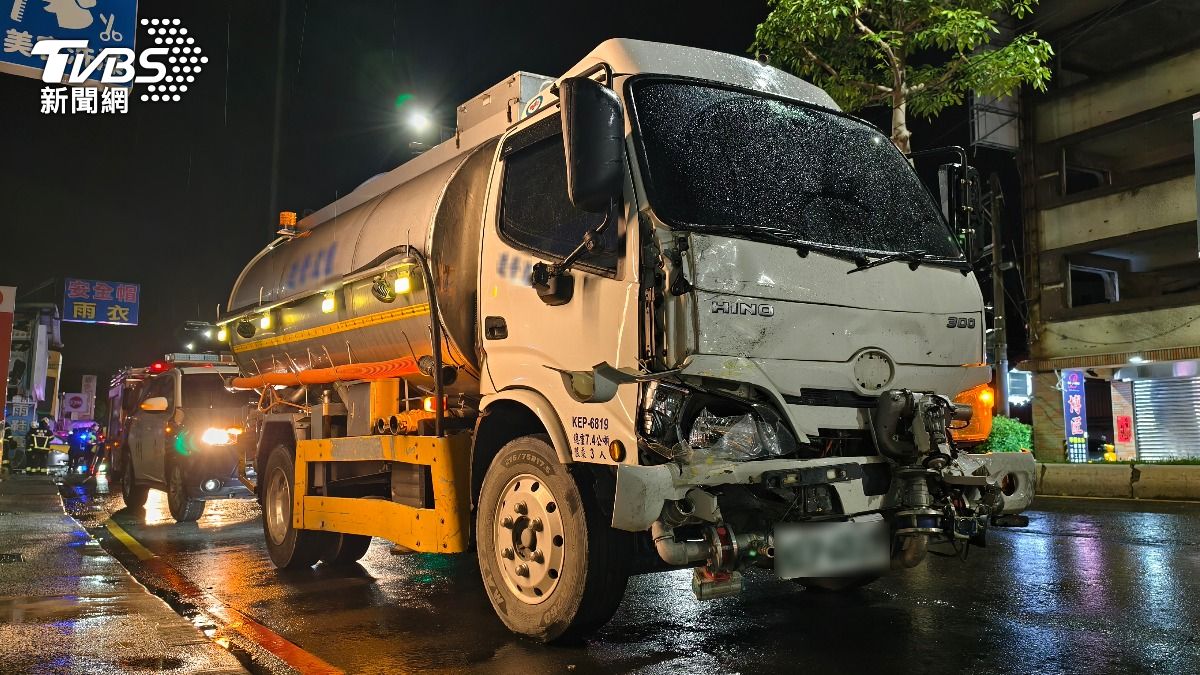 灑水車車頭有明顯撞擊痕跡。(圖/陳冠宇攝)