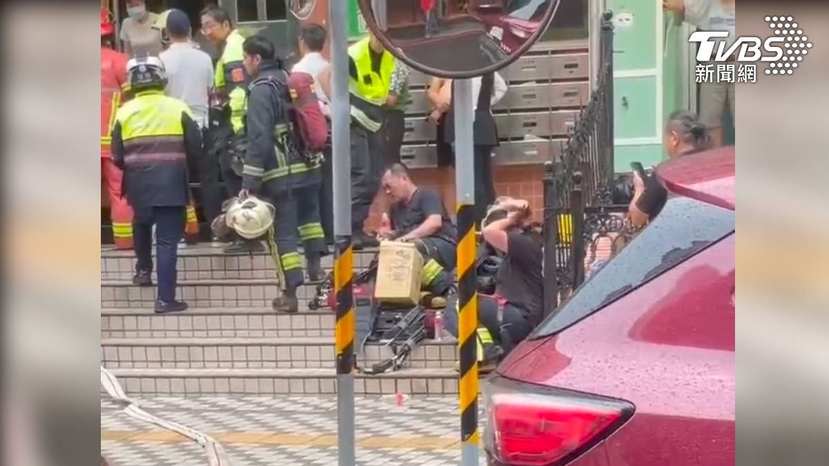現場為高樓火警,又傳出有男童受困,考驗消防隊員的體力及判斷力。(圖/新興里長吳錦泉提供)