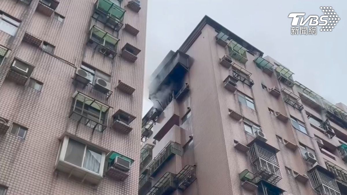 一名12歲男童受困10樓,吸入少量濃煙後被消防人員救出。(圖/新興里長吳錦泉提供)