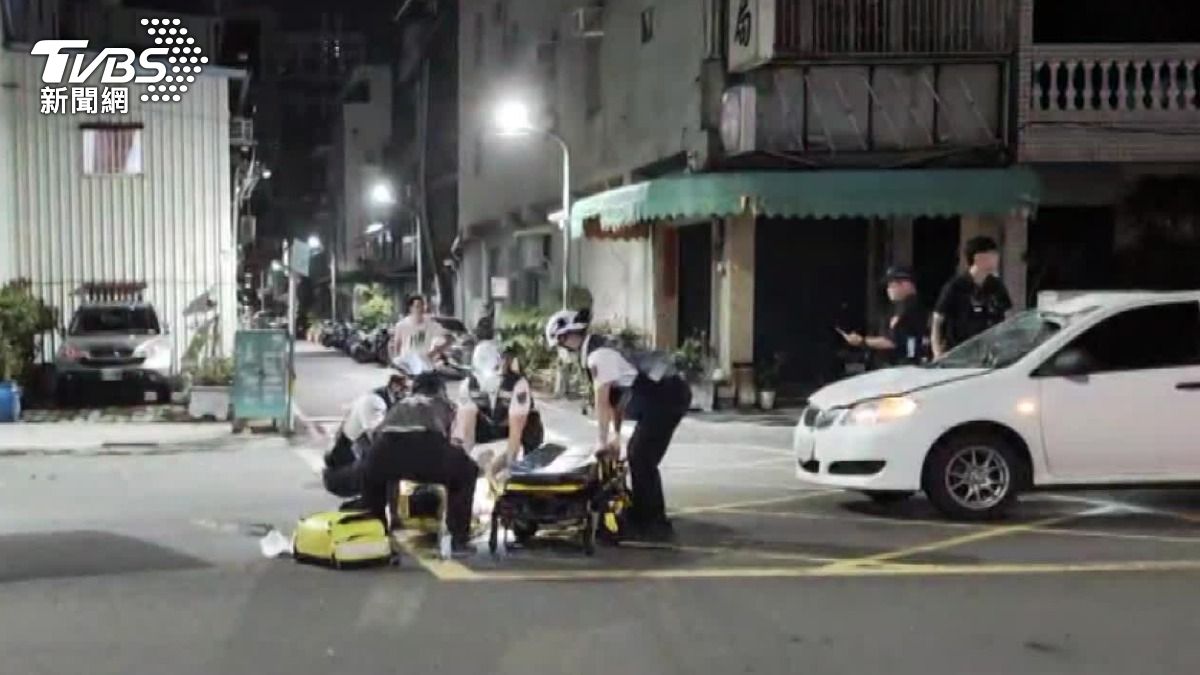 警消趕抵現場,將行人送醫。(圖/TVBS)
