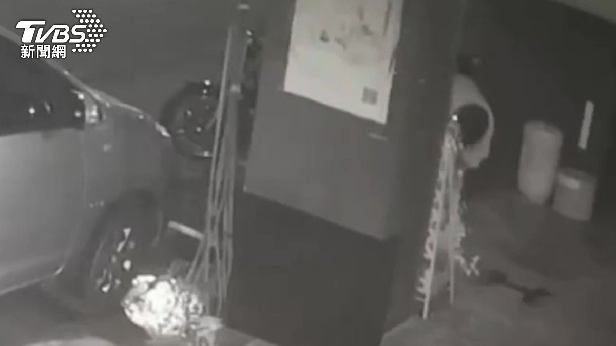 縱火過程被監視器拍下。(圖/TVBS)