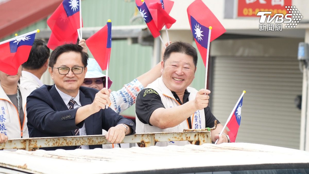 挺罷傅!童子賢合體張峻車掃 喊「花蓮政壇水流不動就變髒污」