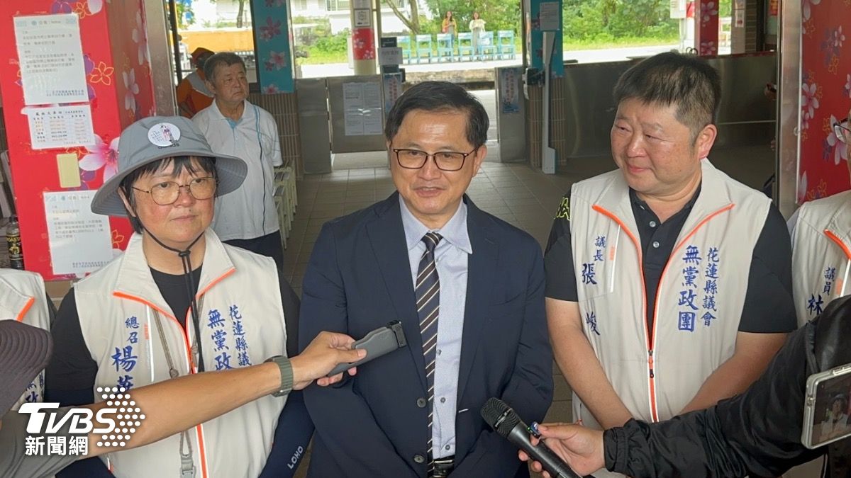 童子賢（中）在車掃前受訪。（圖／民眾提供）