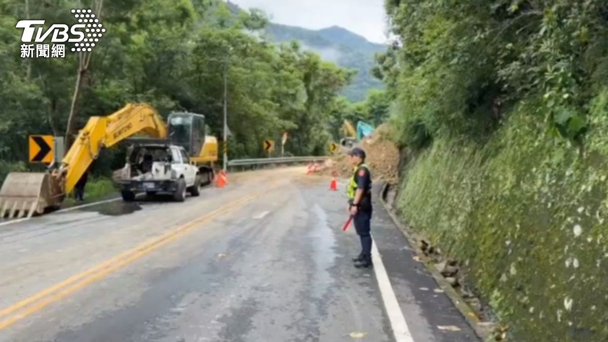 用路人注意!台30線大量落石坍方斷交通 單線雙向通行