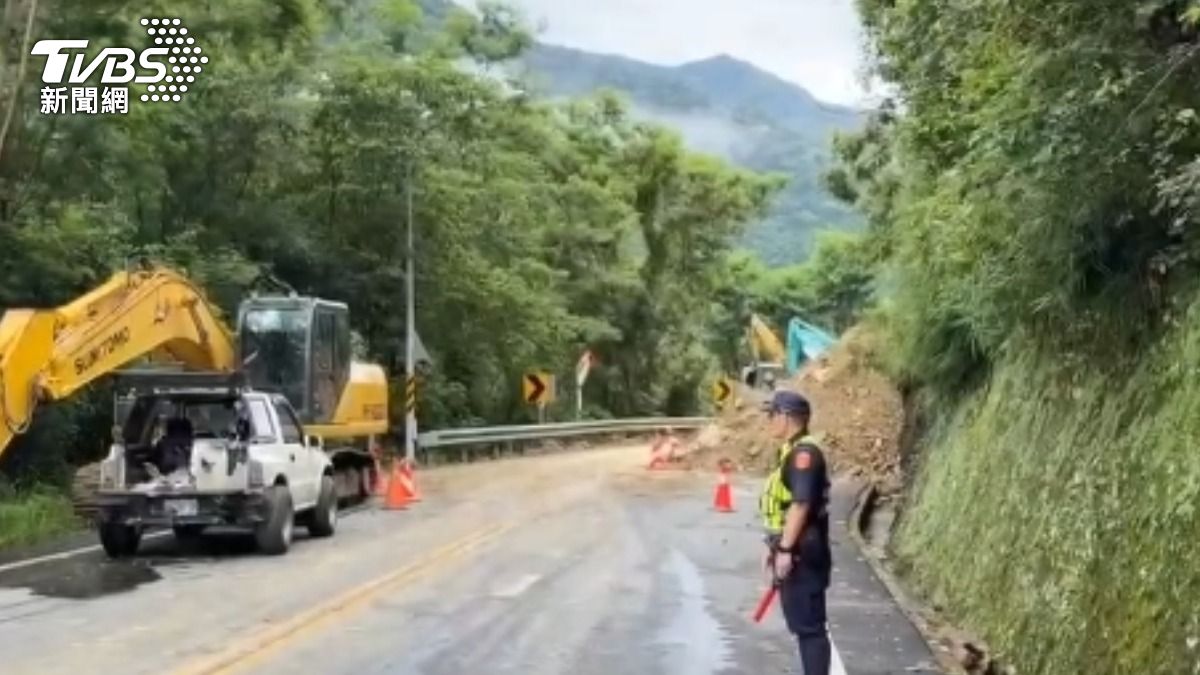 大量落石阻斷單線車道。（圖／TVBS）