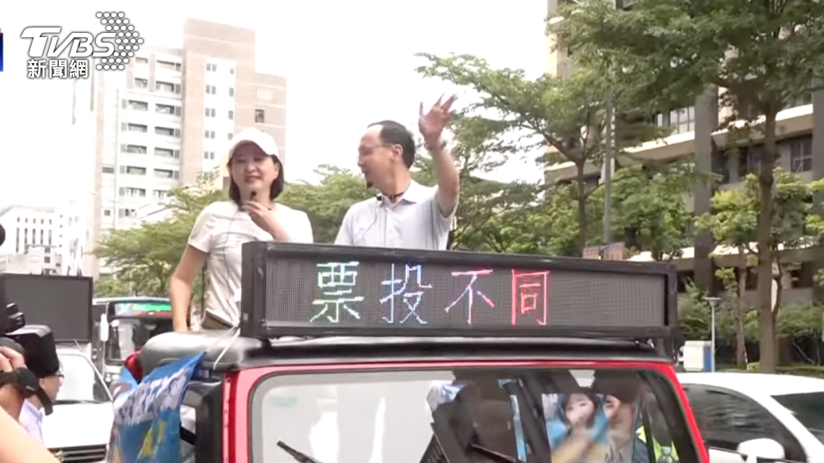 國民黨主席朱立倫陪同藍委王鴻薇車隊掃街。(圖/TVBS)