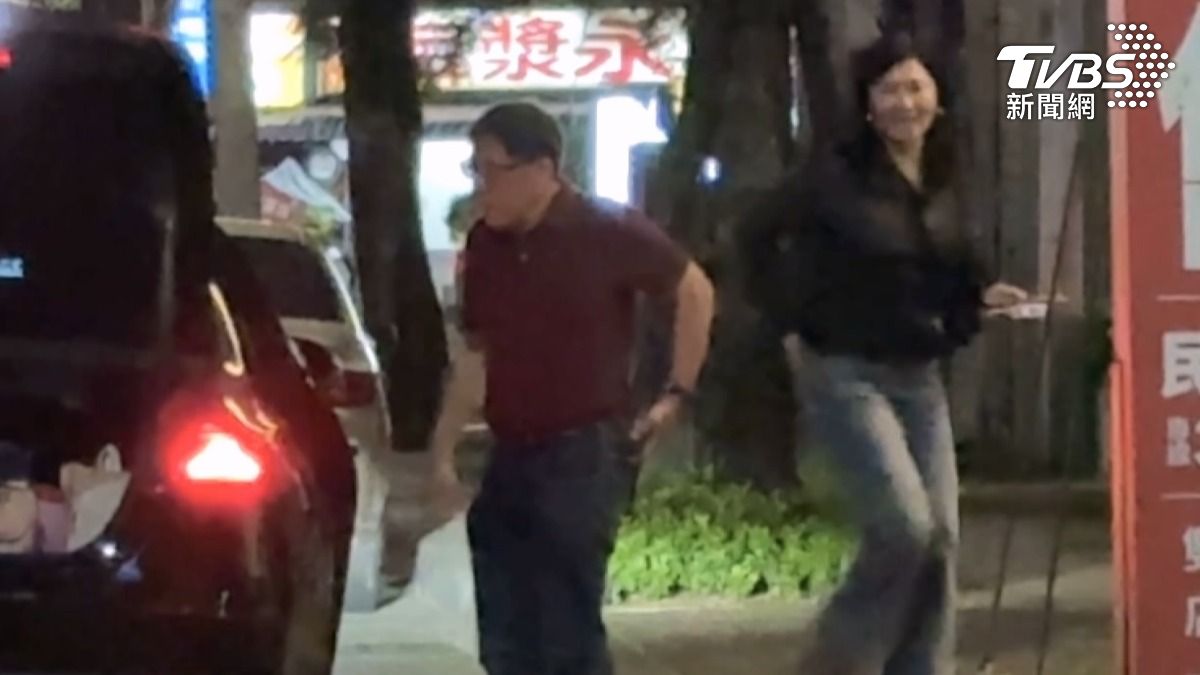 已婚的高醫董座陳建志，與小港醫院副院長馮明珠，兩人被拍到疑似同居，進出民族路大樓。（翻攝／鏡周刊）