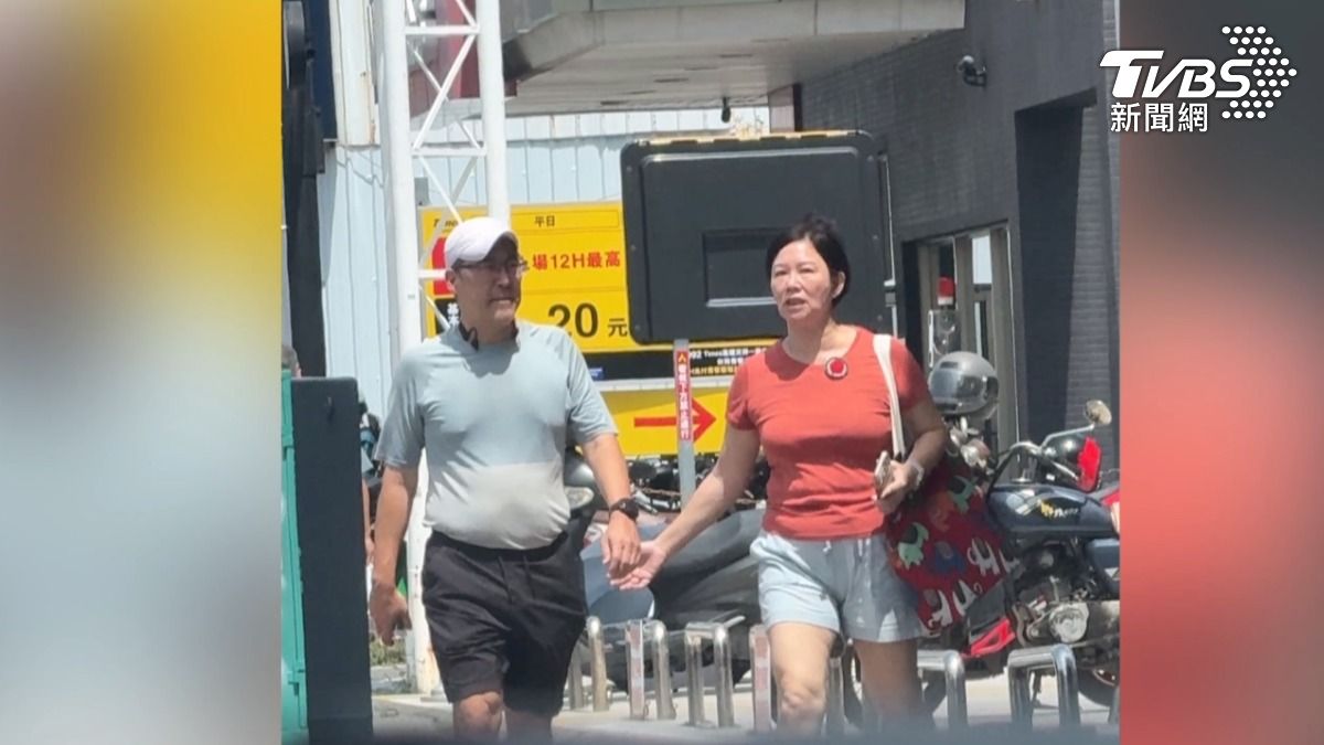 高醫大董事長陳建志與小港醫院副院長馮明珠被爆婚外情，被目擊手牽手外出購物。（翻攝／鏡周刊）
