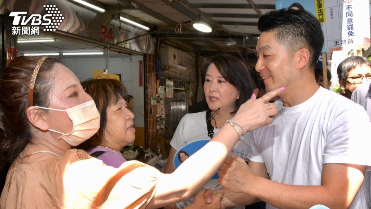 蔣萬安(右)市場掃街受到歡迎。(圖／胡瑞麒攝)