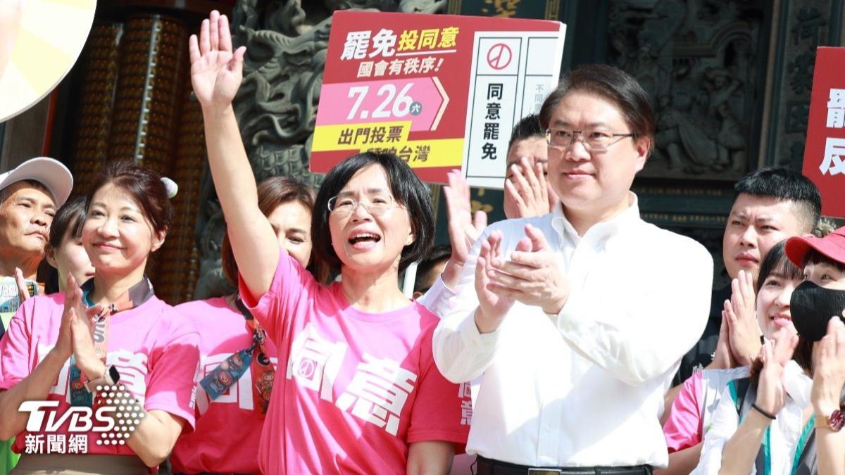 民進黨秘書長林右昌（右）、民進黨新北市黨部主委蘇巧慧（左）同台。（圖／華子琛攝）
