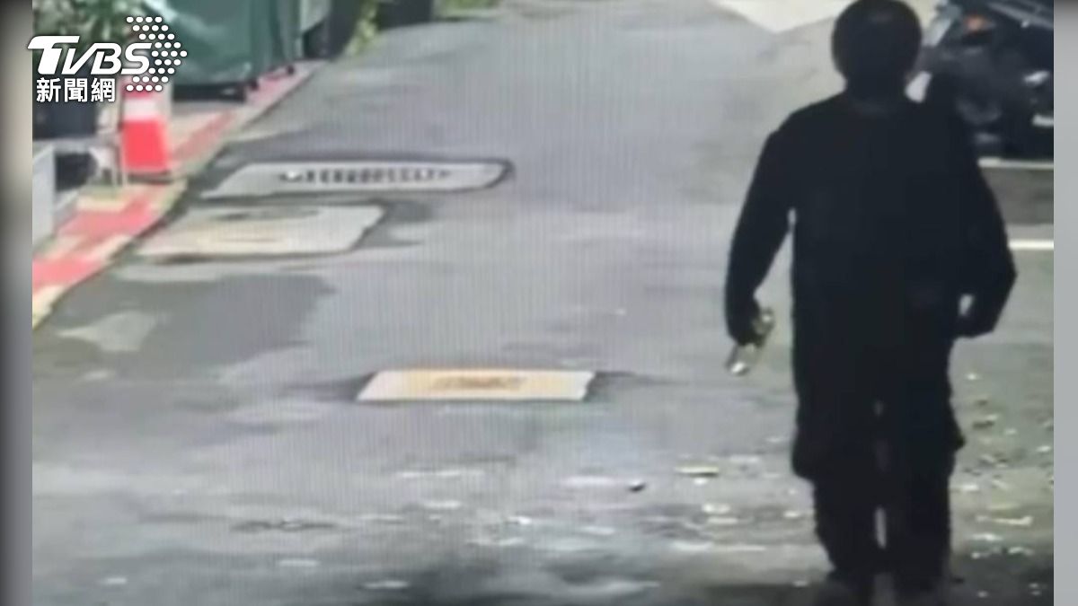 妹酒之王員工疑不滿調職,縱火燒店長機車。(圖/TVBS)