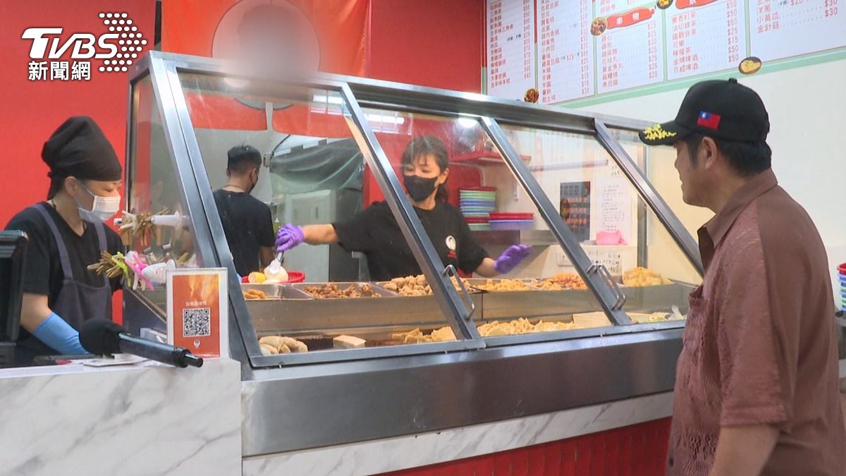 40年鹹酥雞店藏家族故事,「南豐魯肉飯」秘方傳三代不外流。(圖/TVBS)