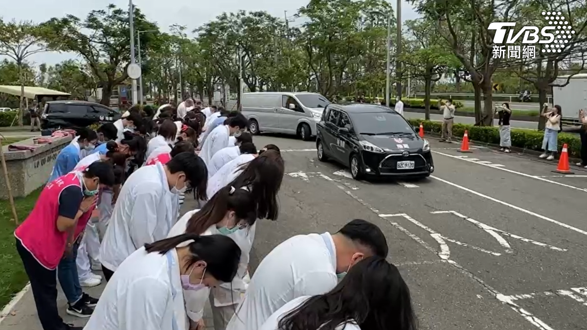 奇美醫院醫護向李元瀚致敬。(圖/TVBS)