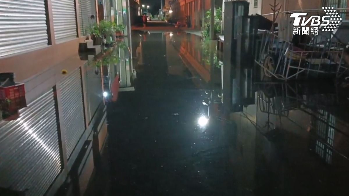 台灣屏東東港地區近日遭遇年度天文大潮侵襲,導致多處道路出現嚴重積水現象。(圖/TVBS)