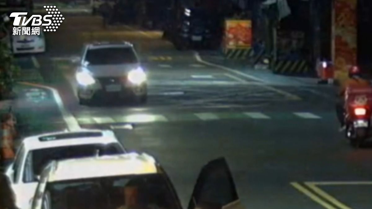 男子上車駛離現場。（圖／TVBS）