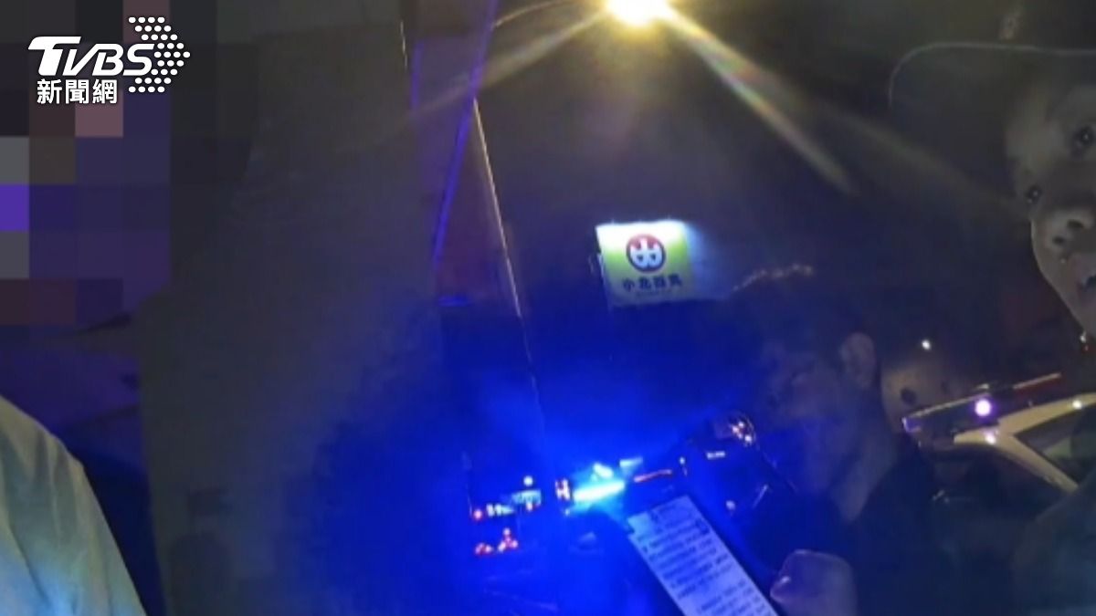 男子酒醉神智不清，還反嗆警方。（圖／TVBS）