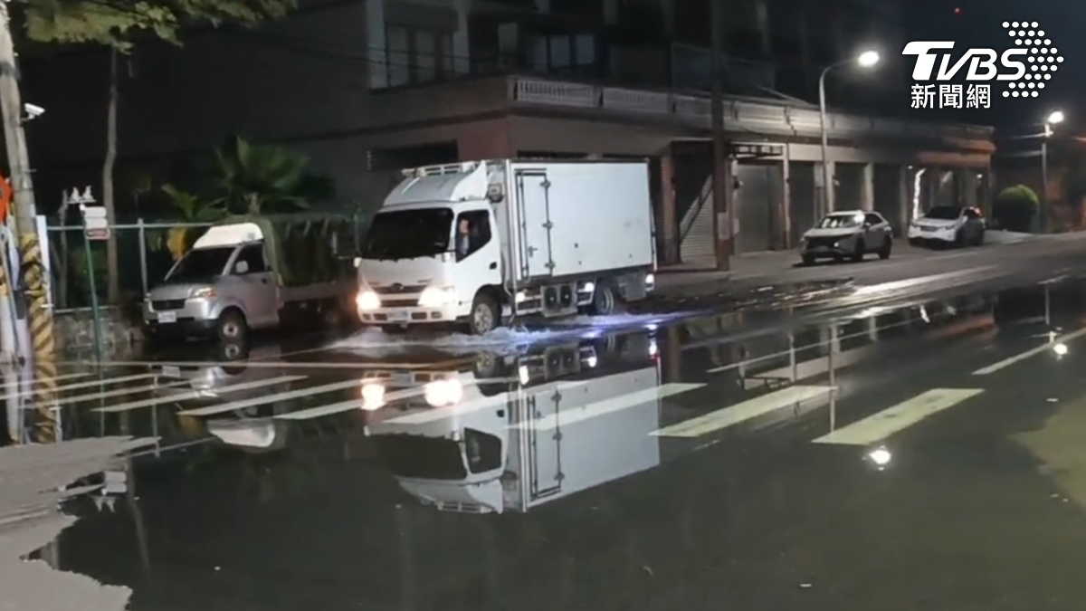 即使天空無雨,海水仍從水溝滿溢至路面。(圖/TVBS)