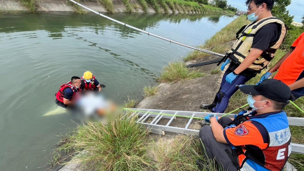 老母親機車浮水圳!兒報案急救人 台南8旬婦拉上岸已溺斃