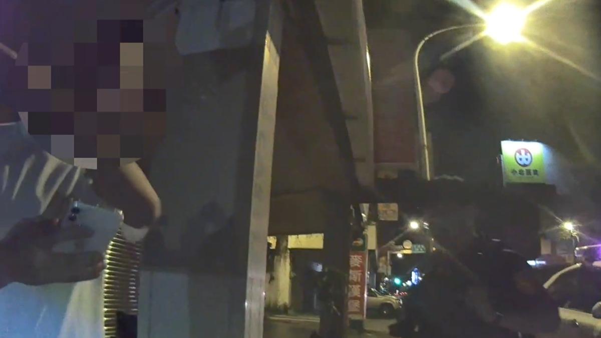 男子酒意濃又違停，開註銷車牌嗆警「完蛋了」。（圖／警方提供）